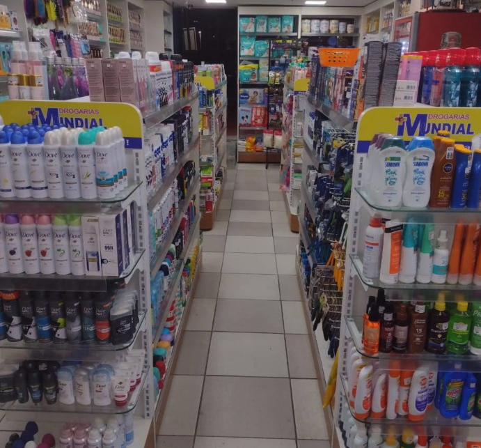 Farmacêutica atendendo cliente com atenção e cuidado